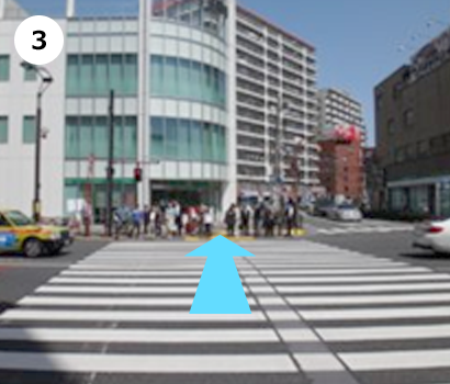 東京三菱UFJ銀行の隣のみずほ銀行の前の横断歩道を渡り、りそな銀行前を左を北本通り沿いに進みます